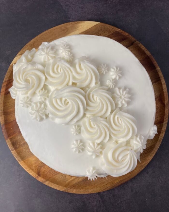 Monochromatic Flower Cake - Image 2