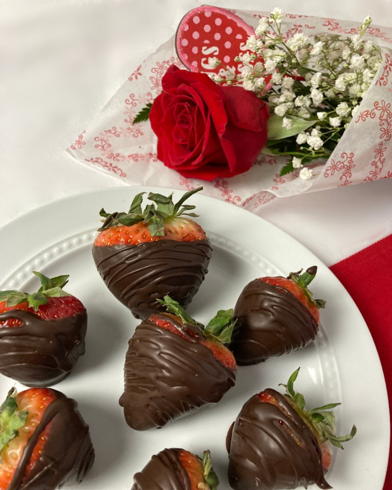 Chocolate Covered Strawberries With Rose Bundle